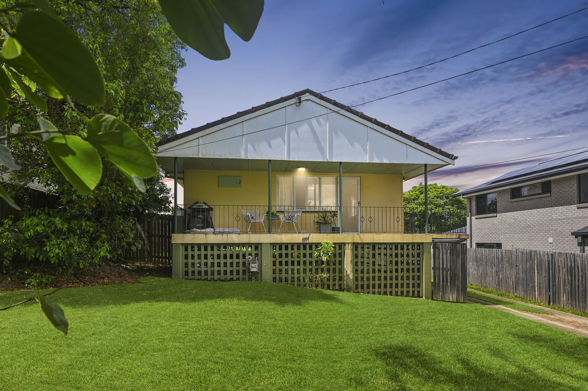 31 Rutherford Street, Stafford Heights, QLD 4053 AUS