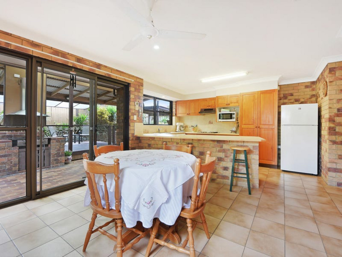 42 Woodlands Avenue, PETRIE, QLD 4502 AUS