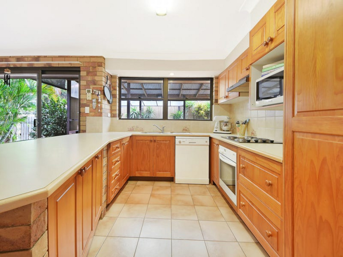 42 Woodlands Avenue, PETRIE, QLD 4502 AUS