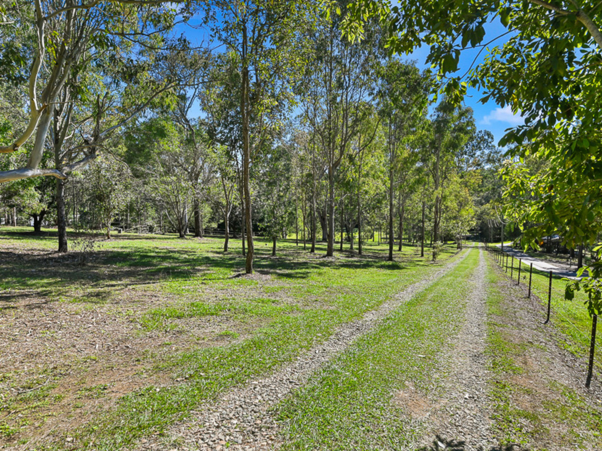 25 Whiteside Road, Whiteside, QLD 4503 AUS