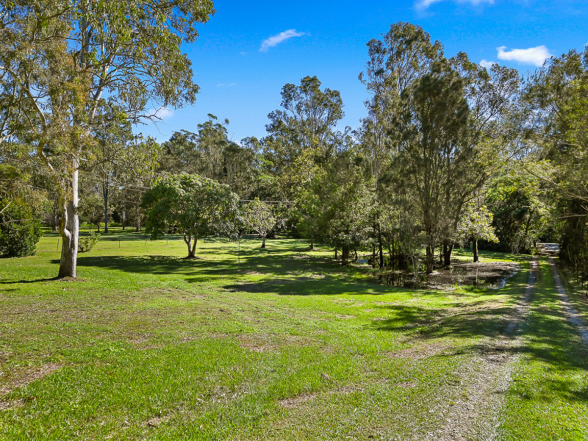 25 Whiteside Road, Whiteside, QLD 4503 AUS