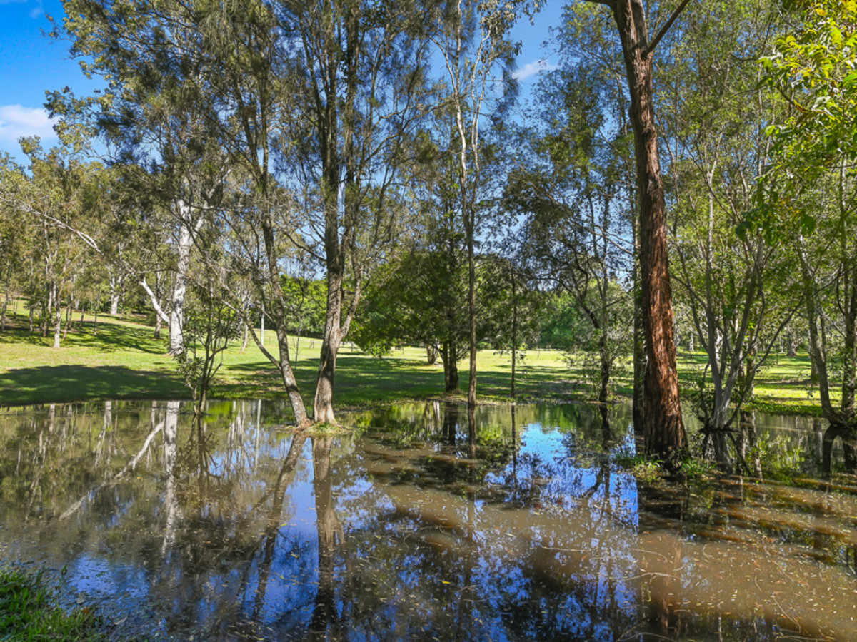 25 Whiteside Road, Whiteside, QLD 4503 AUS