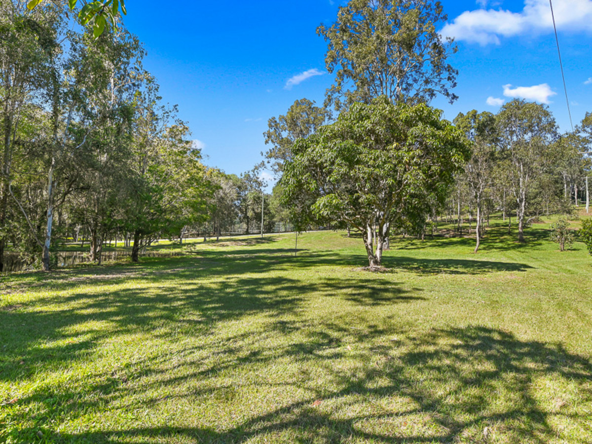 25 Whiteside Road, Whiteside, QLD 4503 AUS