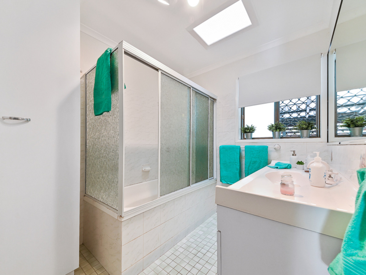 25 Whiteside Road, Whiteside, QLD 4503 AUS