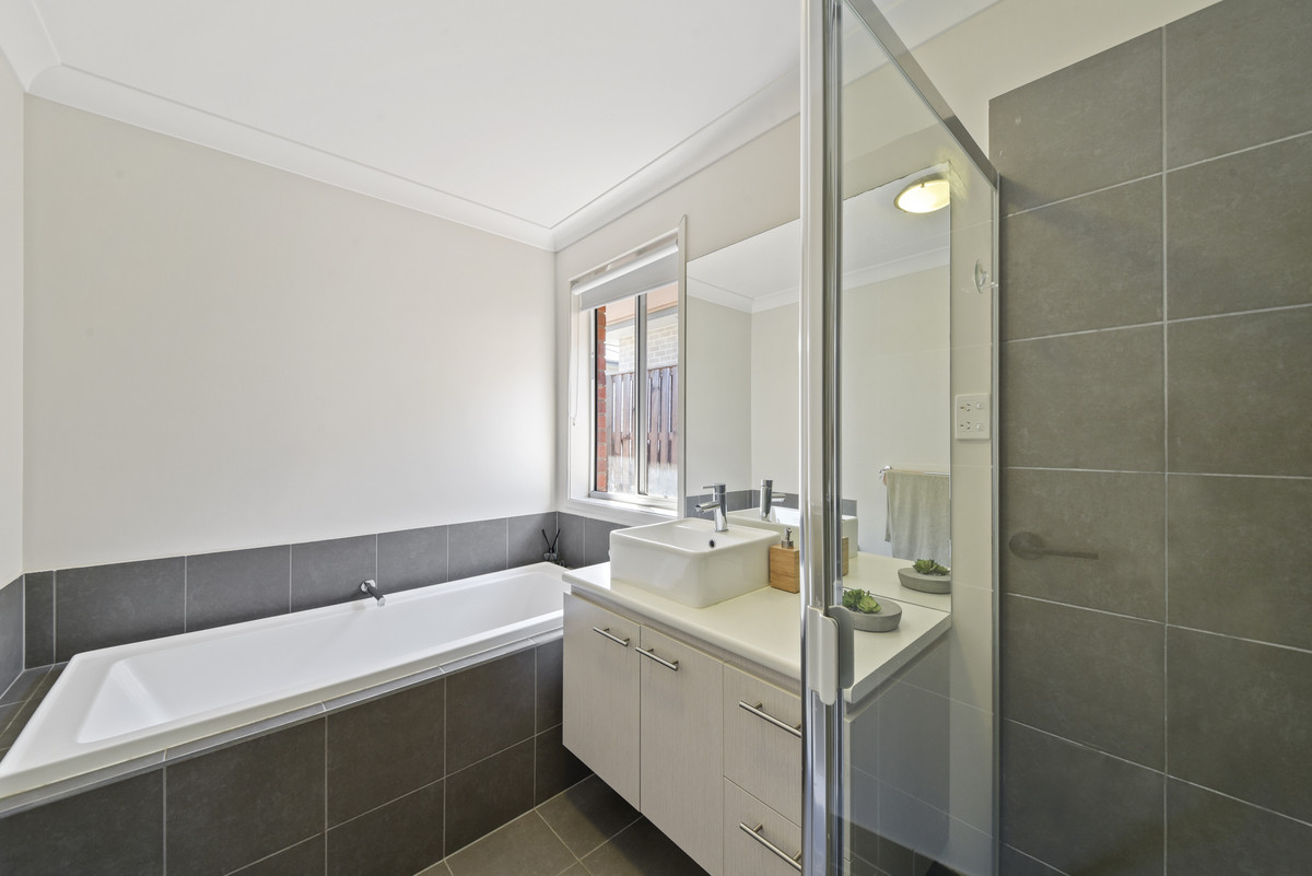 4 Zamma Street, Augustine Heights, QLD 4300 AUS