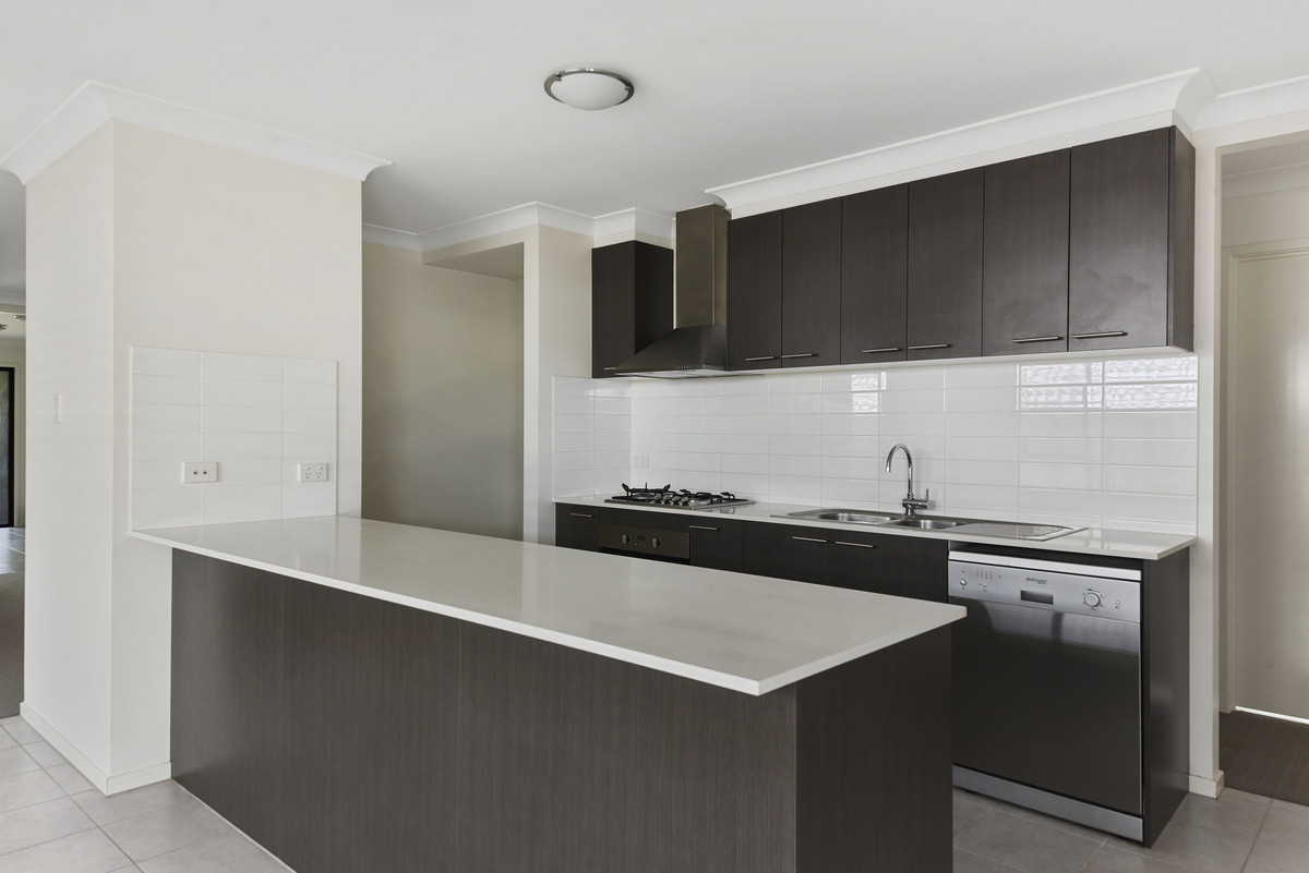 7 Hallvard Crescent, Augustine Heights, QLD 4300 AUS