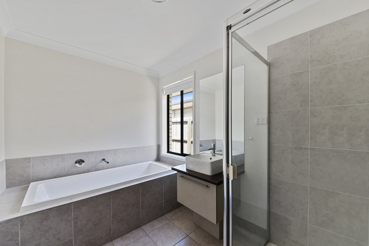 7 Hallvard Crescent, Augustine Heights, QLD 4300 AUS